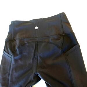Lululemon black side pocket yoga pants size 4 / 28"